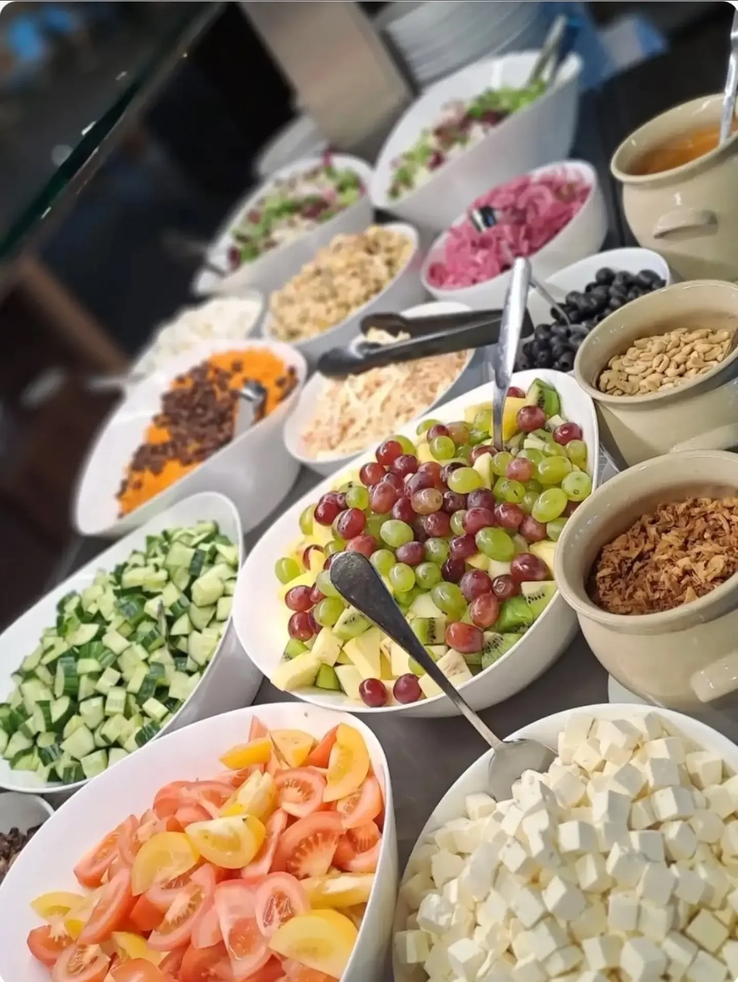 Torstaina lounaalla klo 10.30-14.00

&bull; runsas salaattivalikoima ja salaatinkastike
&bull; talon hernekeitto
&bull; perinteinen l&auml;skisoosi
&bull; bearnaisebroileria
&bull; ruokajuomat: maito, piim&auml;, kotikalja ja vesi
&bull; leiv&auml;t 