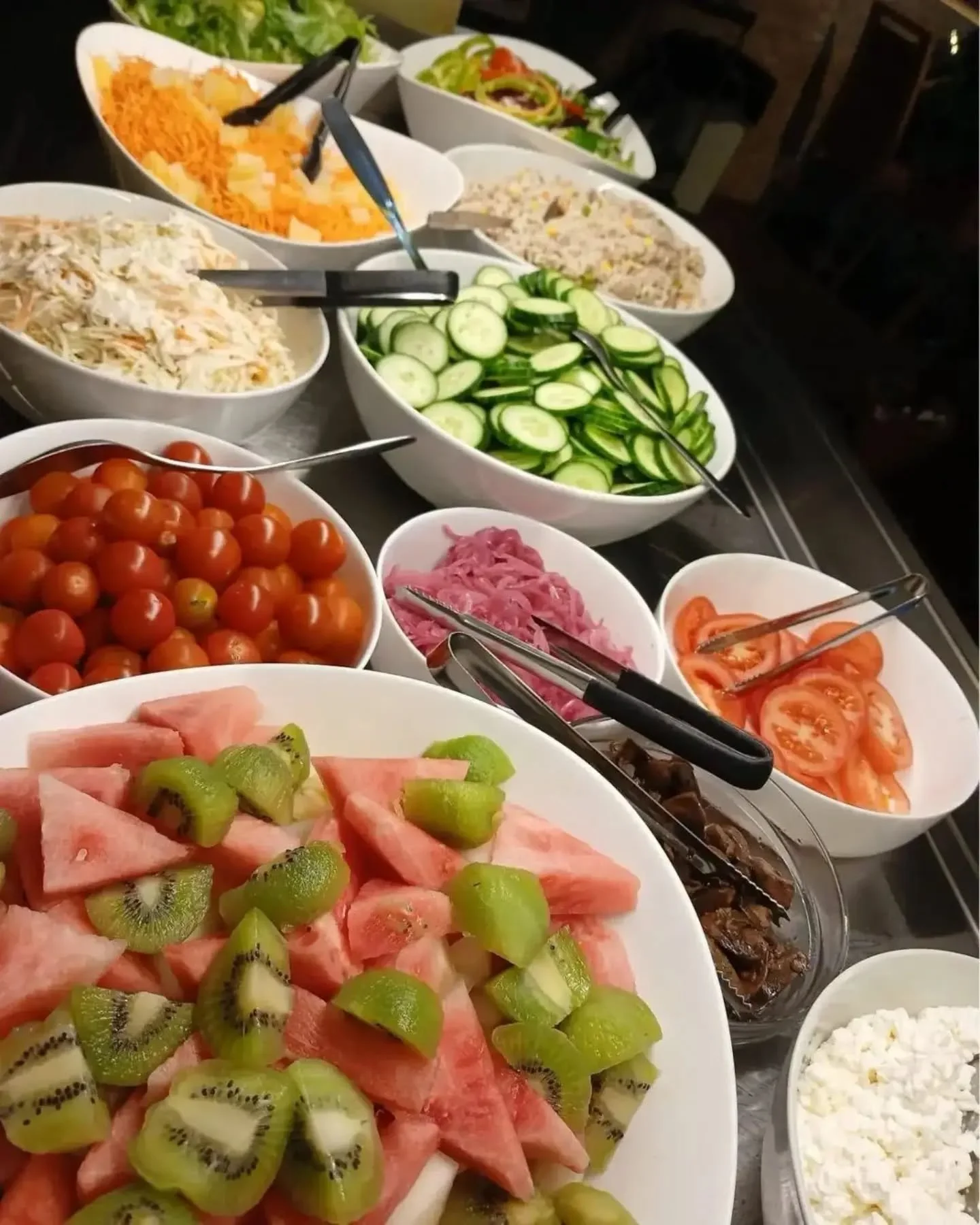 Se on perjantai ja mahtipossup&auml;iv&auml;!

Lounaalla klo 10.30-14.00:
&bull; Runsas salaattivalikoima ja talon salaatinkastike
&bull; Mahtipossua ja bearnaisekastiketta
&bull; Mantelikalaa
&bull; Leiv&auml;t ja levitteet
&bull; Maito, piim&auml;,