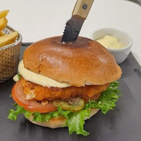 Olisko se sitten burgerperjantai?
&Agrave; la carte -listalta mehukkaat burgerit:

Mahtiburger L (G*)
&bull; Paneroitua possunfileet&auml; 150 g, bearnaisekastiketta, salaattia, tomaattia, suolakurkkua, maalaisranskalaiset ja dippi

Talon klassikko:
