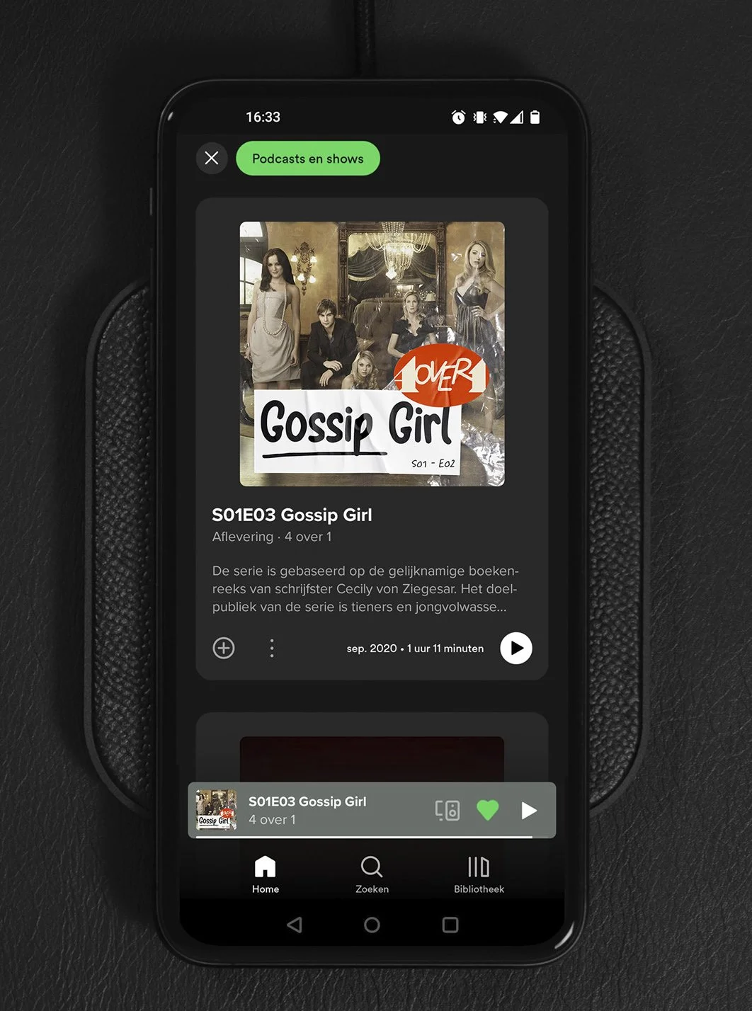 Smartphone displaying a podcast episode page for 'Gossip Girl' season 1, episode 3, with cast photo and episode details in Dutch.