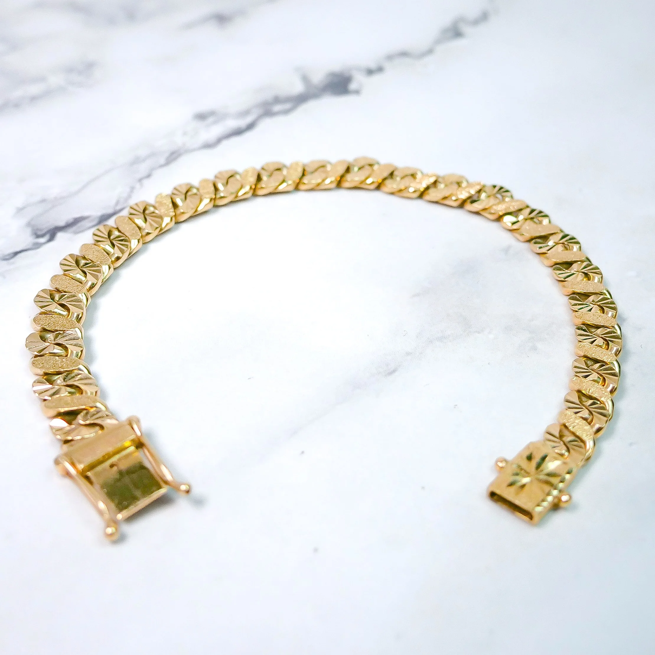 Figure 8 link bracelet in 9k gold, clasp and links detail