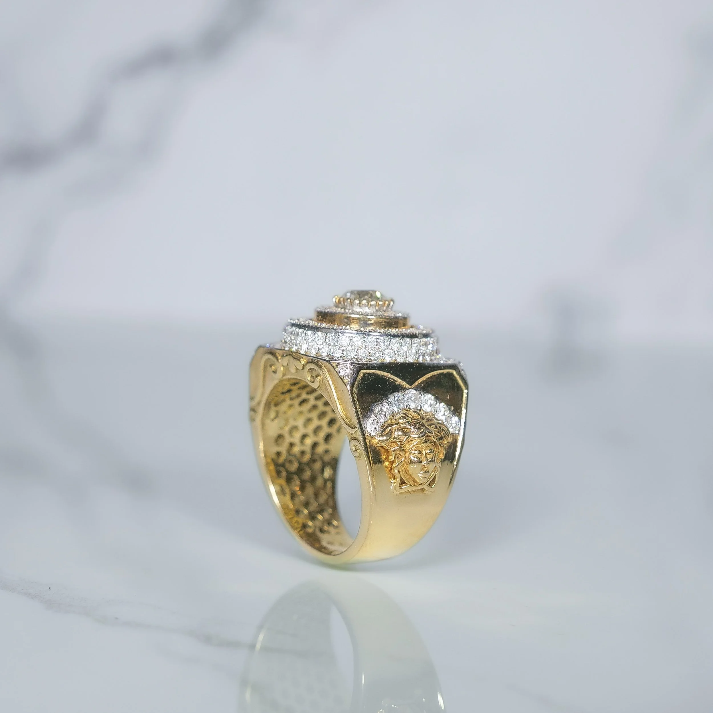 Valèrai Medusa diamond ring in 9k yellow gold, detail of the setting