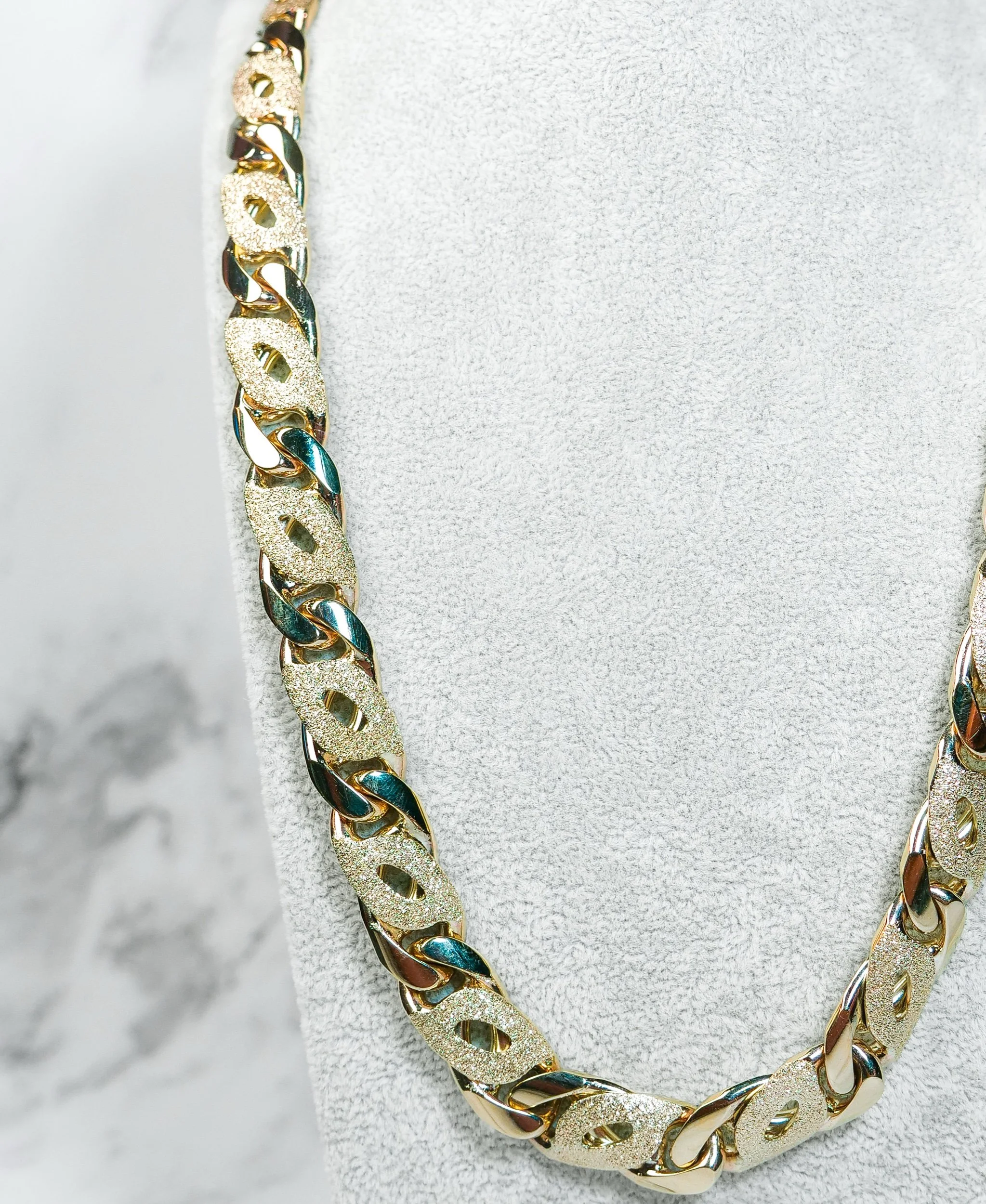 Birdseye link chain in 9k gold, angled view of the links