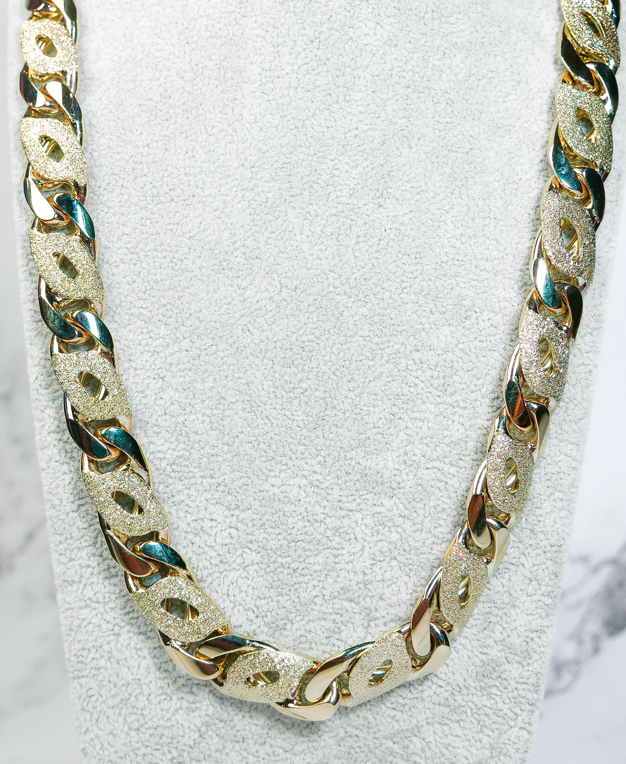 Custom birdseye link chain in 9k gold, detail view