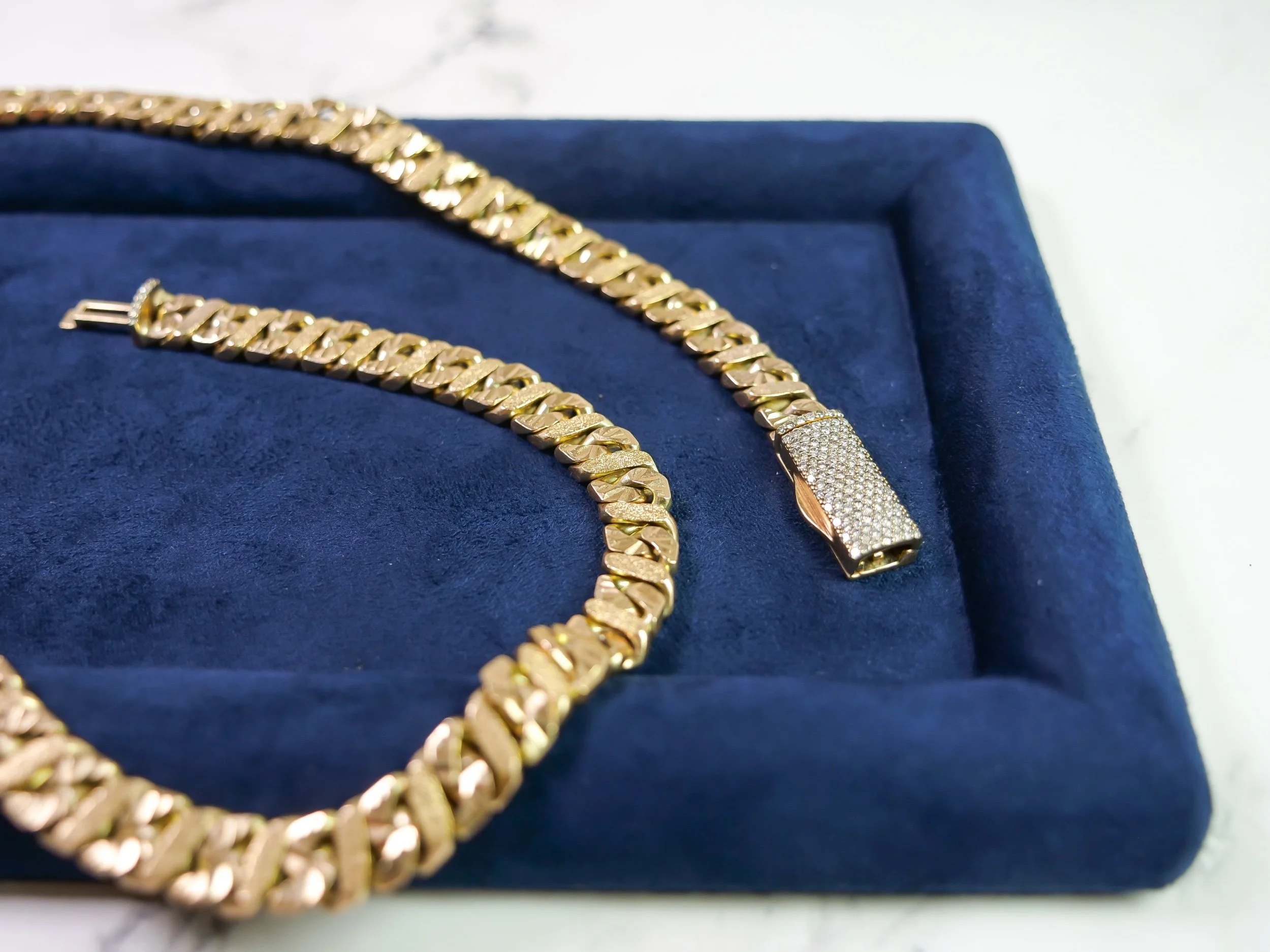 Figure 8 link chain clasp set with natural diamonds, 9k gold