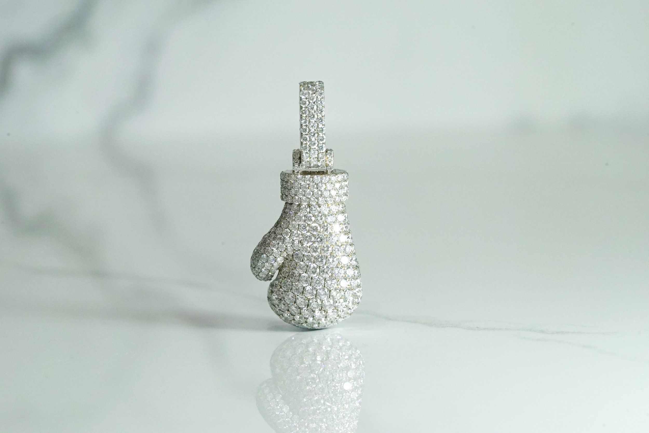 The Champion boxing glove pendant in 9k gold, back view