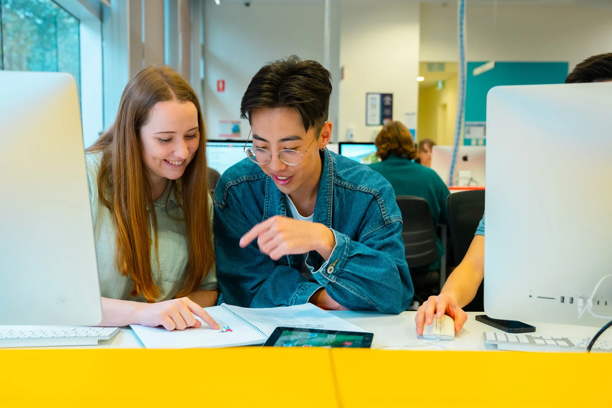 CS2104046_Students-in-Library-on-Mount-Lawley-Campus-03.jpg