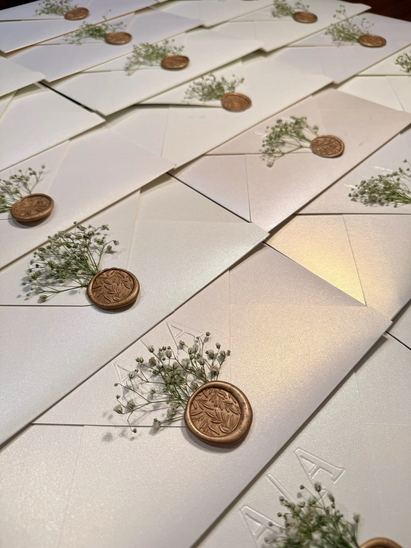 Ivory and elegant &mdash; simplicity at its finest.🤌🏻✨
embossed with initials, and finished with beautiful wax seals &mdash; simple, elegant, and made to leave a lasting impression. 🫶🏻
.
.
.
#handmadeenvelopes #ivoryenvelopes #weddingenvelopes #c