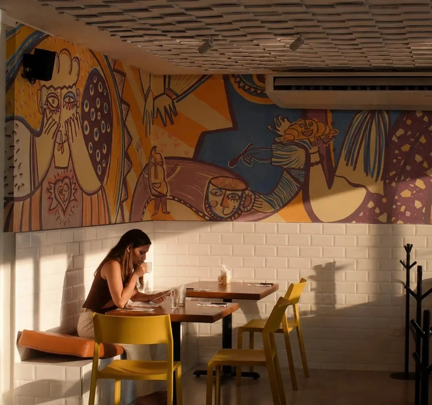 Antes, un muro que cumpl&iacute;a su funci&oacute;n arquitect&oacute;nica.
Ahora, una superficie que cuenta una historia.

Este mural no se pens&oacute; para decorar un local.
Se pens&oacute; para convivir con su historia personal &mdash;
el pan de S