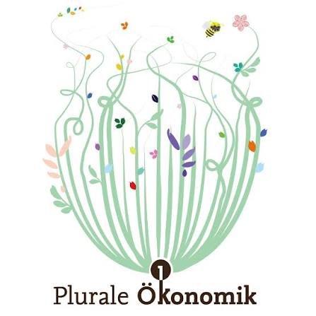 Illustration mit stilisierten Pflanzen, Blumen, Schmetterlingen und einer Biene, mit dem Text 'Plural Ökonomie'.