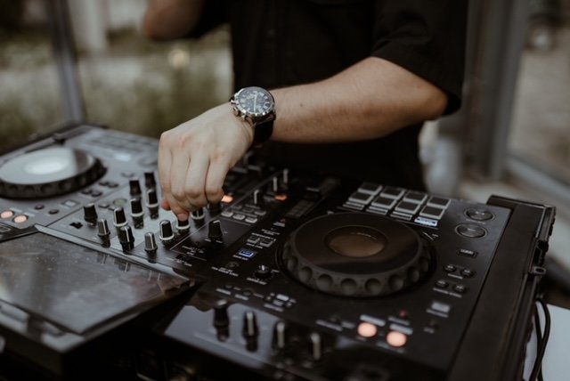 Hchzeits und Event Dj aus Graz, Fabian Lorenz wie er auf seinem Dj Pult arbeitet