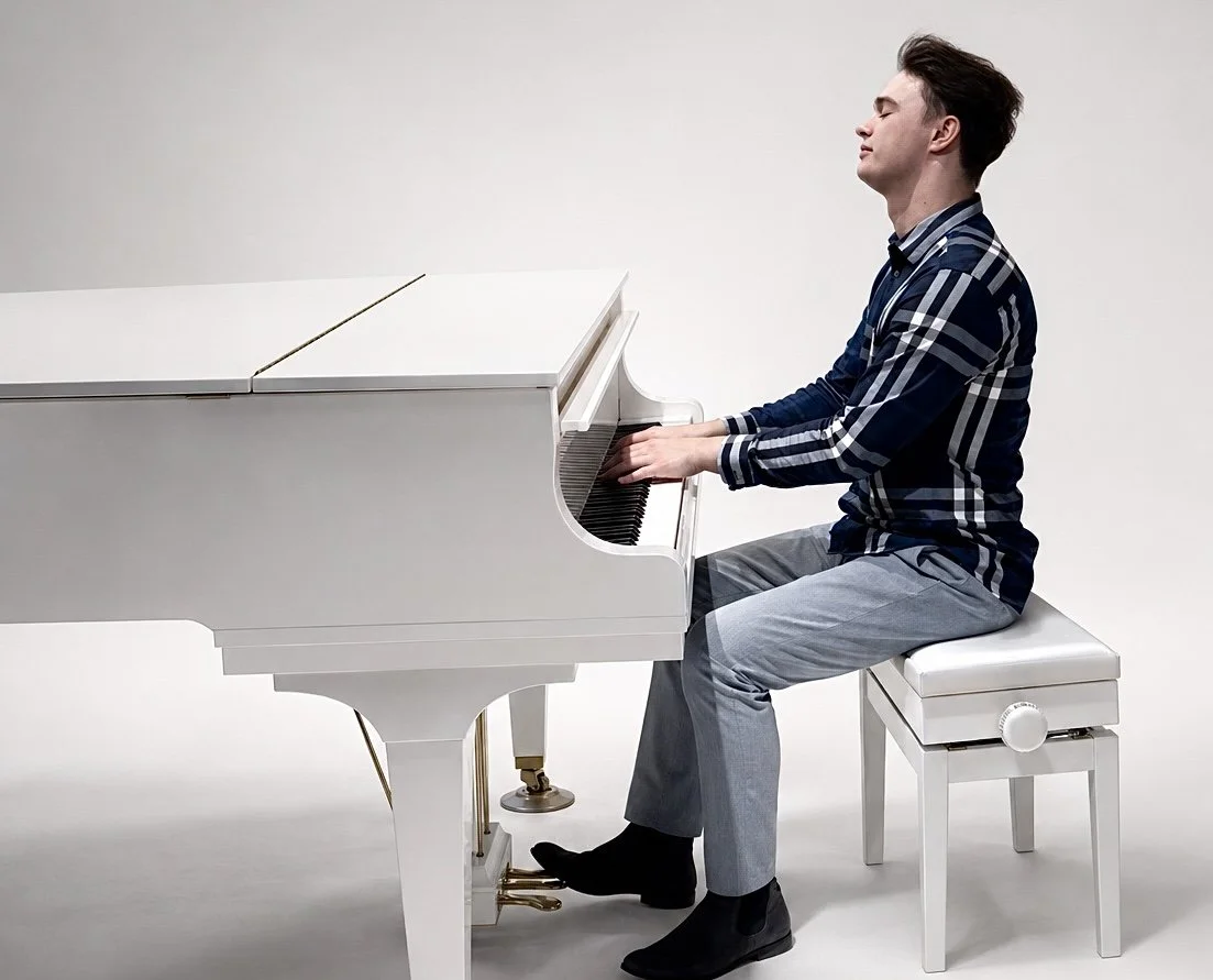 Fabian Lorenz spielt am Klavier und begleitet eine Agape