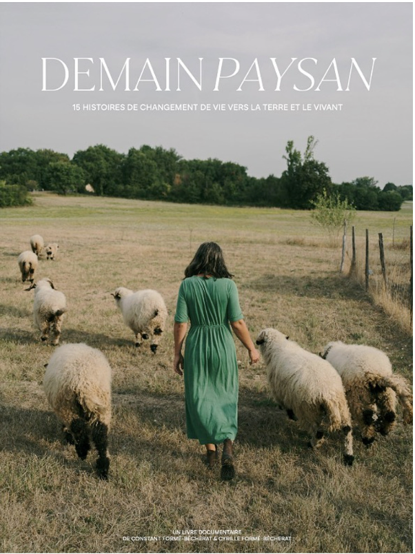 Une femme marche dans un champ avec des moutons, portant une robe verte, sur la couverture d'un livre intitulé "Demain Paysan".