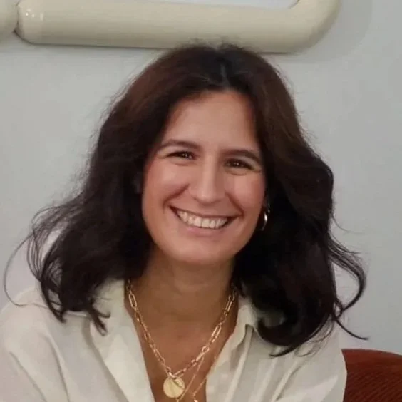 Sandra Gonzalez à la Bulle Périnatale de Puteaux. Soin Rebozo Post Partum, massage périnatal, hypnose prénatal, Accompagnement périnatal.