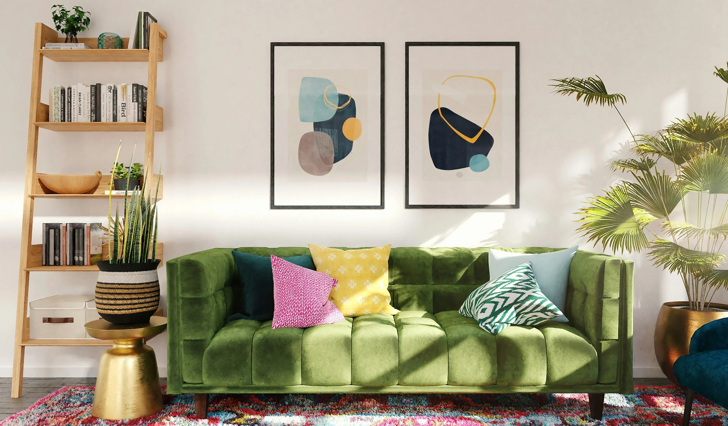 Ein modernes Wohnzimmersofa in leuchtendem Grün mit bunten Kissen, darunter pink, gelb und grün mit Mustern, vor einer weißen Wand. Oberhalb der Couch hängen zwei abstrakte Kunstwerke in schwarzen Rahmen. Links steht ein hölzernes Bücherregal mit Büchern, Dekoraten und Pflanzen. Davor ein Topf mit einer großen Pflanze auf einem kleinen Tisch. Rechts sind große Zimmerpflanzen. Auf einem goldfarbenen kleinen Tisch steht eine große Vase mit einer Staude.