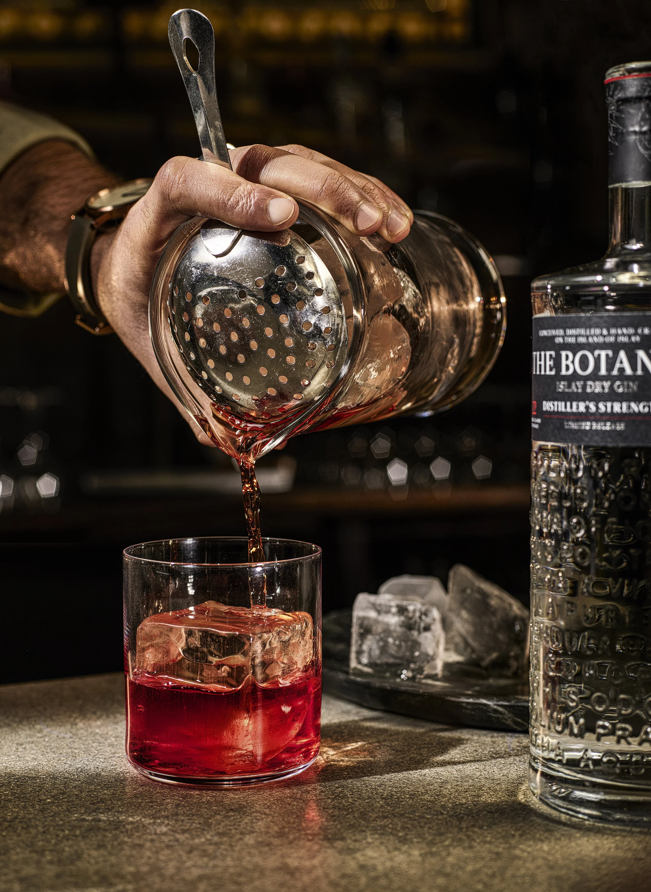 S8_Negroni_Pour.jpg