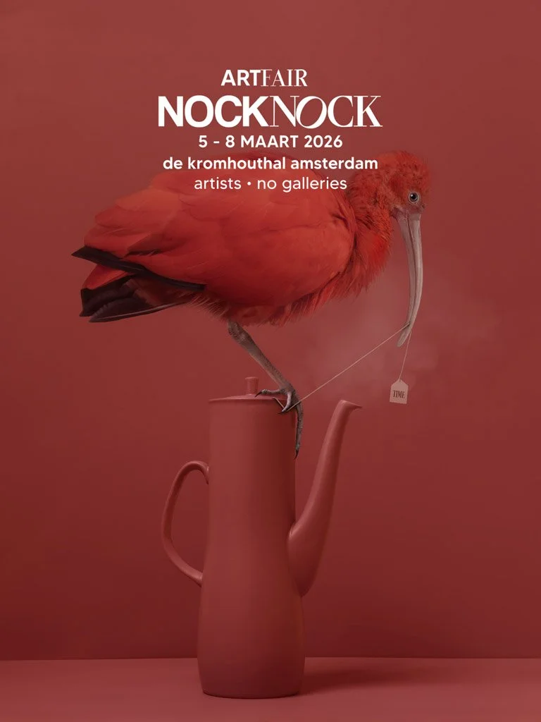 Postervorm voor een kunsttentoonstelling met een rood ibis die op een rode waterkruik staat en een theepot, met de tekst 'ART FAIR NOCK NOCK 5-8 maart 2026 de kromhouthal amsterdam artists • no galleries'.