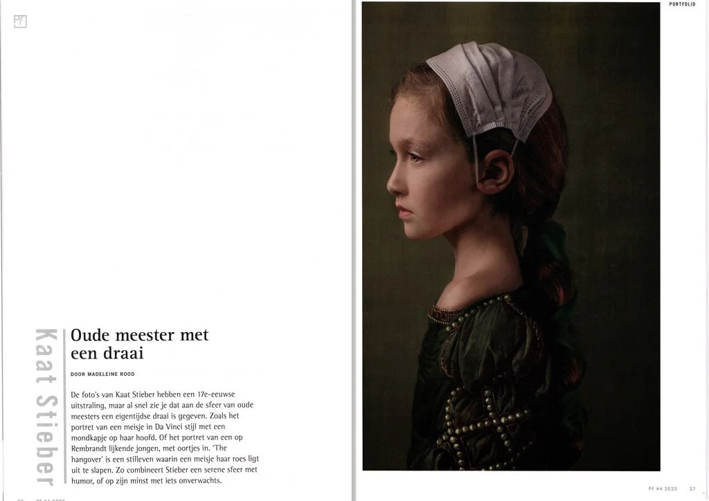 Portret van een jong meisje in een oude, 17e-eeuwse stijl, met een hoofddoek en sieraden, afgebeeld in een klassieke schilderstijl.