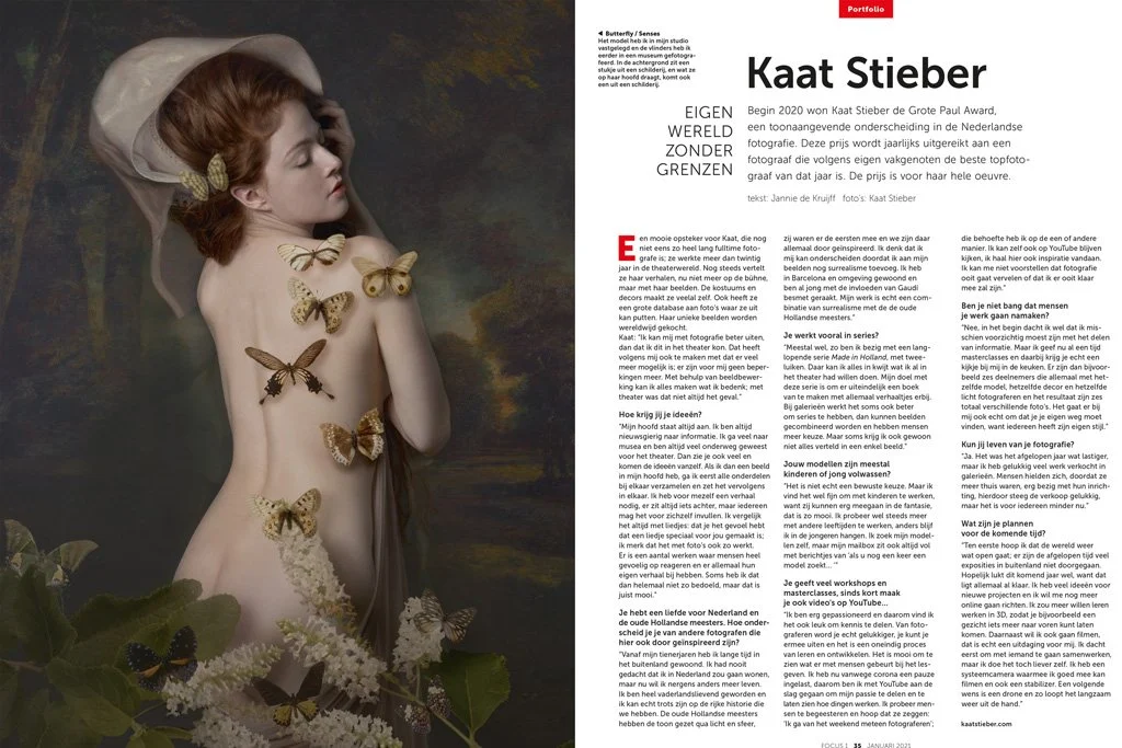 Een schilderij van een jonge vrouw met rood haar die haar ogen gesloten heeft. Ze is bedekt met gele boterbloemen en omringd door witte bloemen en groene bladeren.