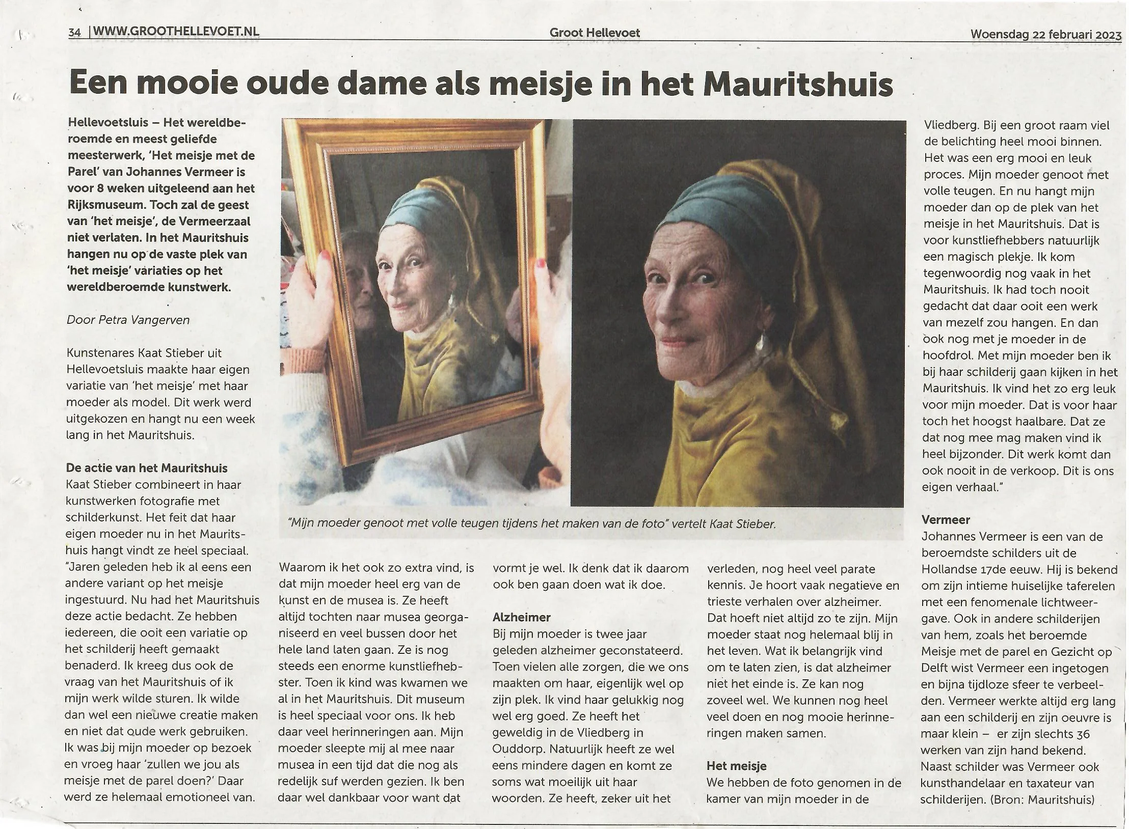 Een oudere dame met een geschilderd gezicht die in een lijst kijkt, haar hand op haar voorhoofd rustend, in een kunstgalerie vol schilderijen.