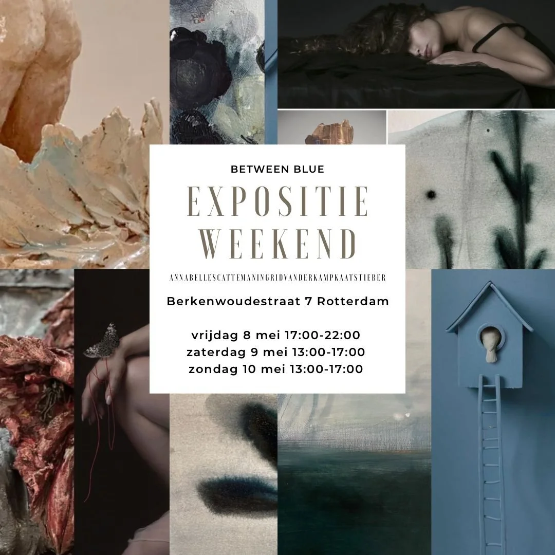 Poster voor een expositie genaamd 'Between Blue' met kunstwerken in verschillende blauwe en aardetinten, inclusief foto's van een vrouw, abstracte schilderijen en beeldhouwwerk, locatie op Berkenwoudestraat 7 in Rotterdam, met data en tijden voor vri
