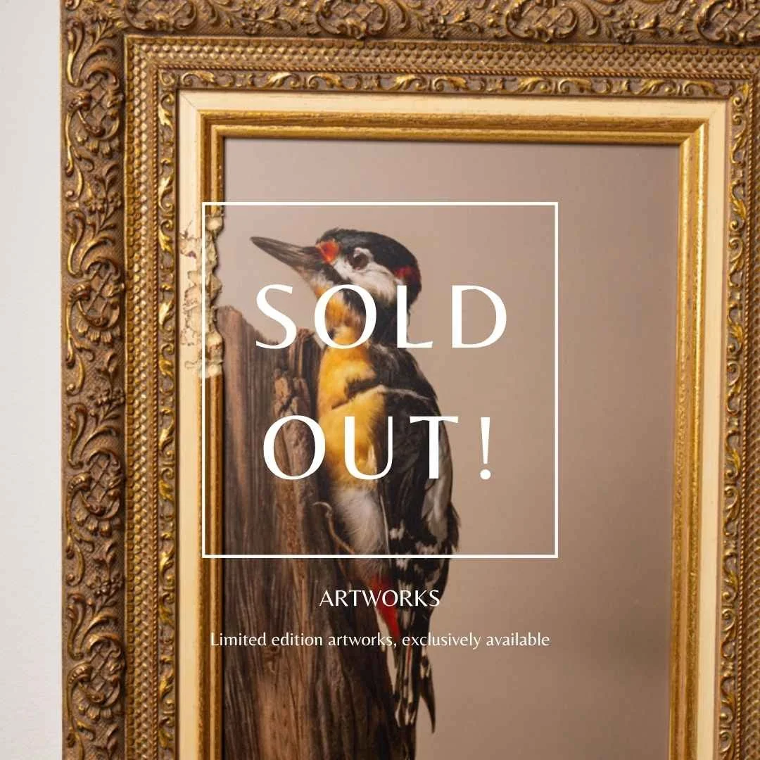 Een schilderij van een specht in een gouden lijst met de tekst 'Sold Out!' eroverheen.
