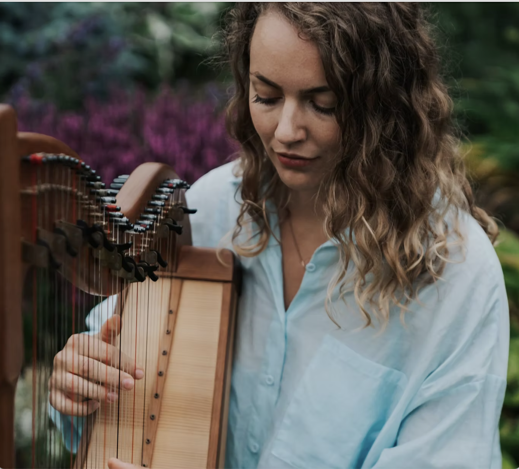 Kadri Ann Rebane playing a harp