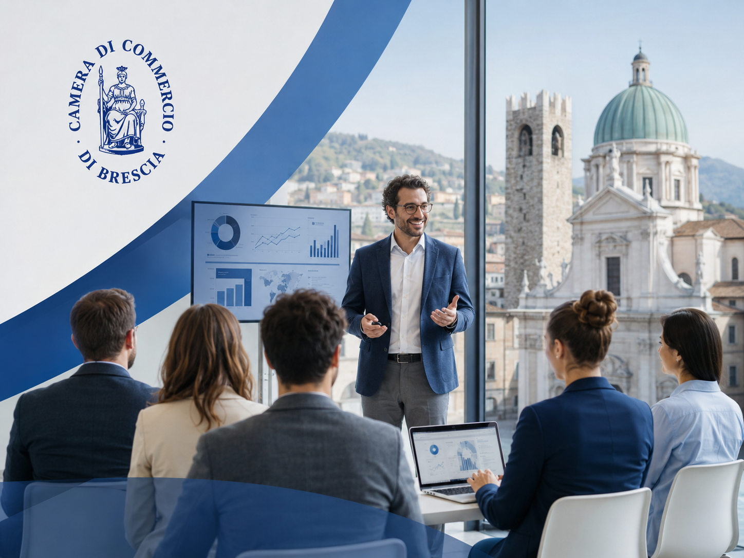 Un uomo presenta dati finanziari a un gruppo di persone in una sala con grande finestra che mostra il panorama di Brescia e la sua cattedrale.