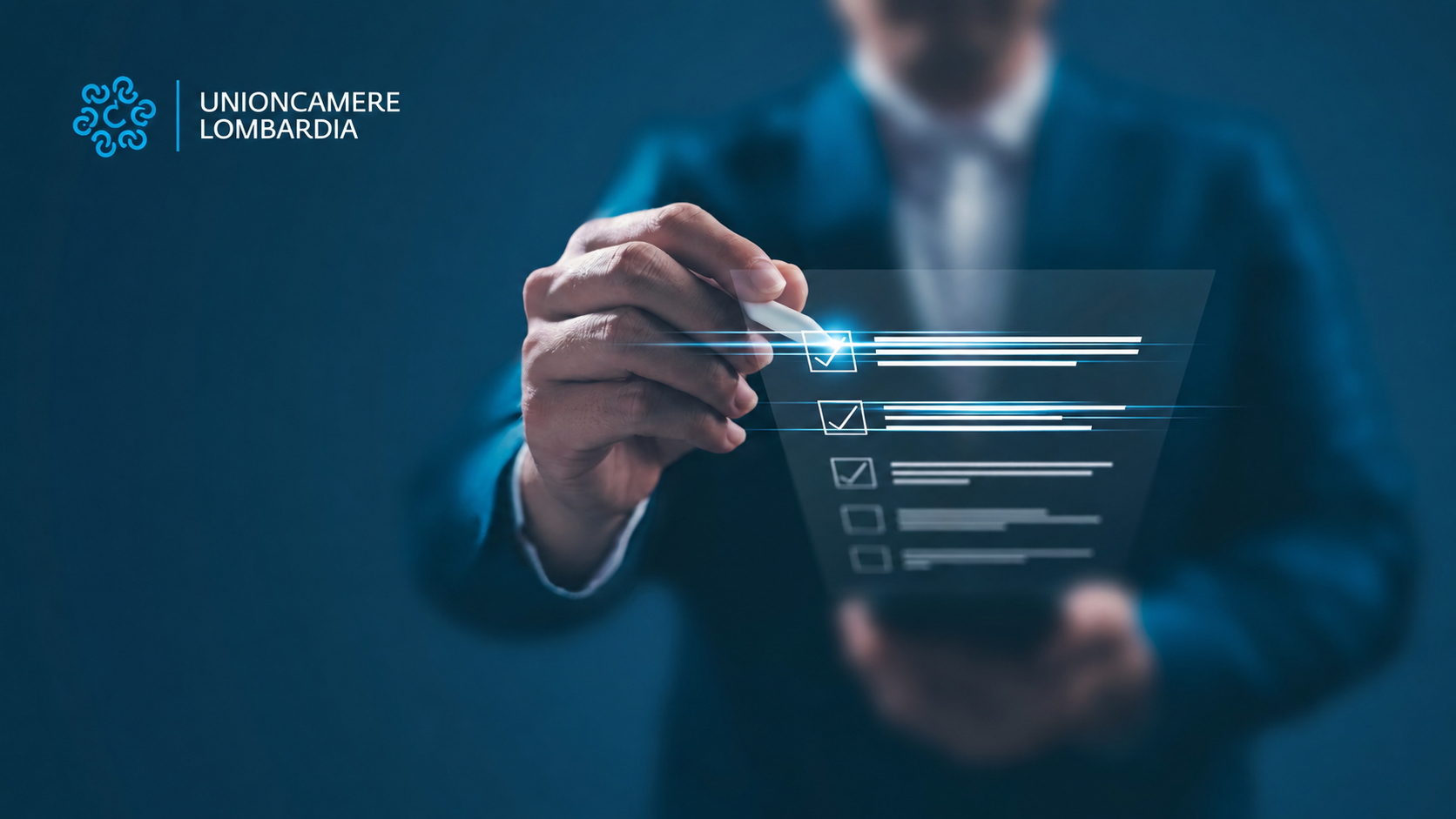 Persona in abito che utilizza un dispositivo digitale per selezionare opzioni su uno schermo virtuale, con logo 'Unioncamere Lombardia' in alto a sinistra.