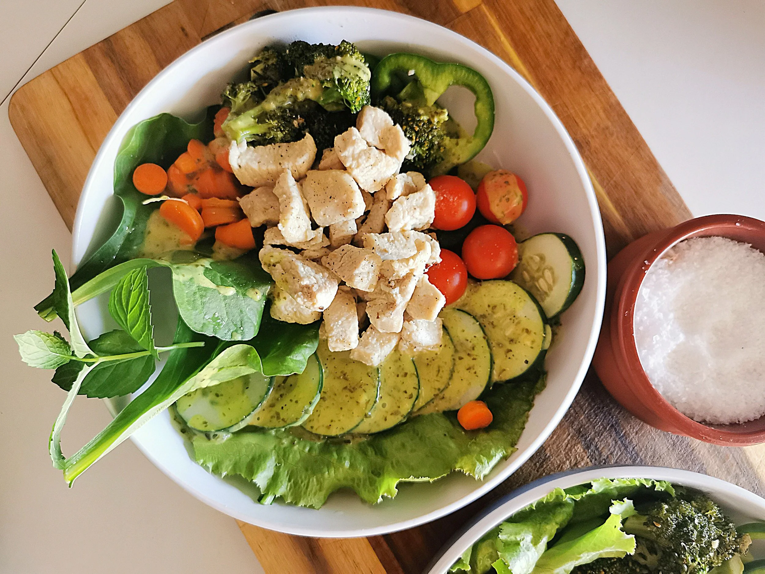 Balanced meal with chicken and vegetables built by a registered dietitian nutritionist