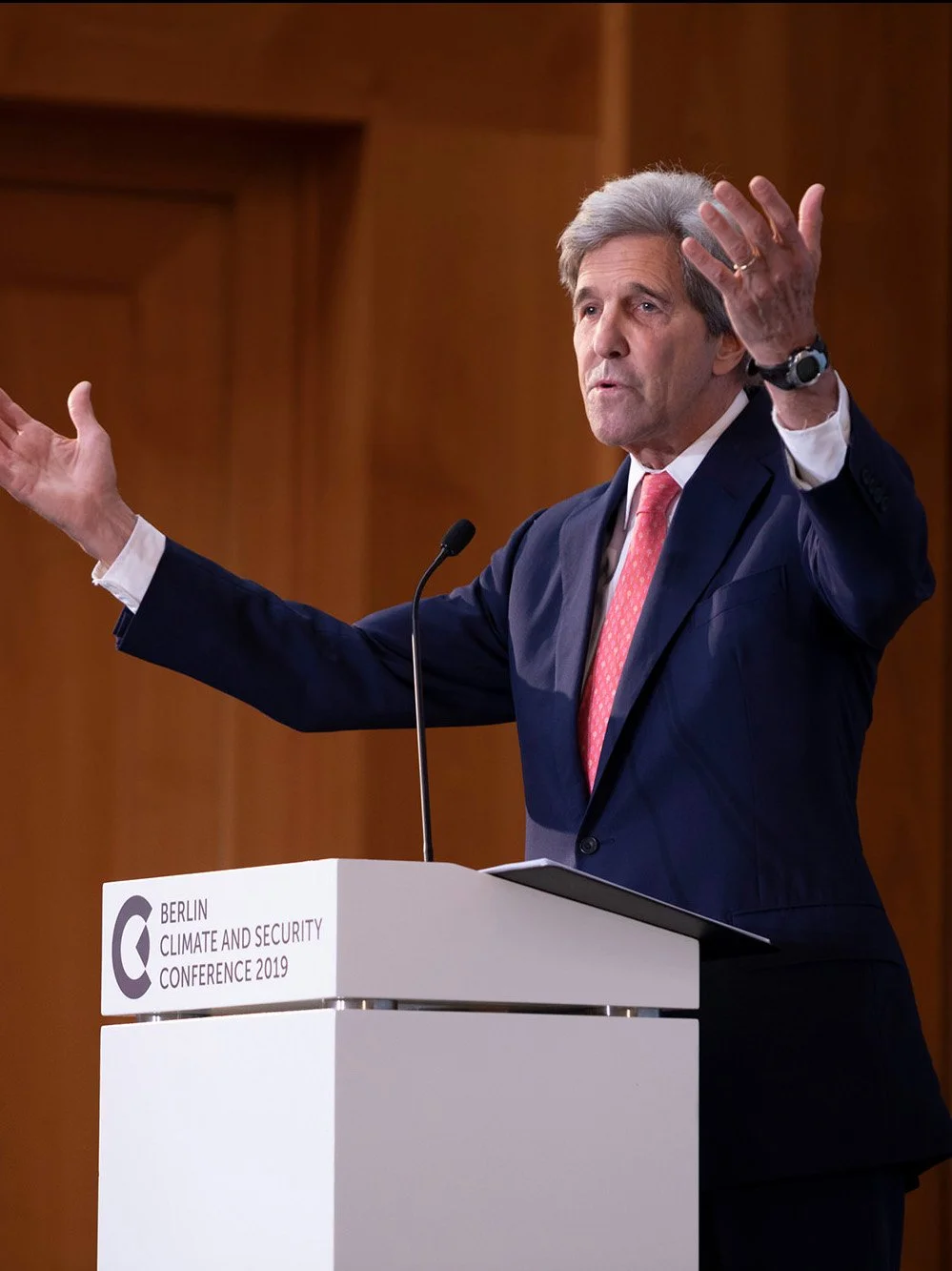 John Kerry steht an einem Podium bei der Konferenz 'Berlin Climate and Security Conference 2019'. Er spricht und gestikuliert mit den Händen.