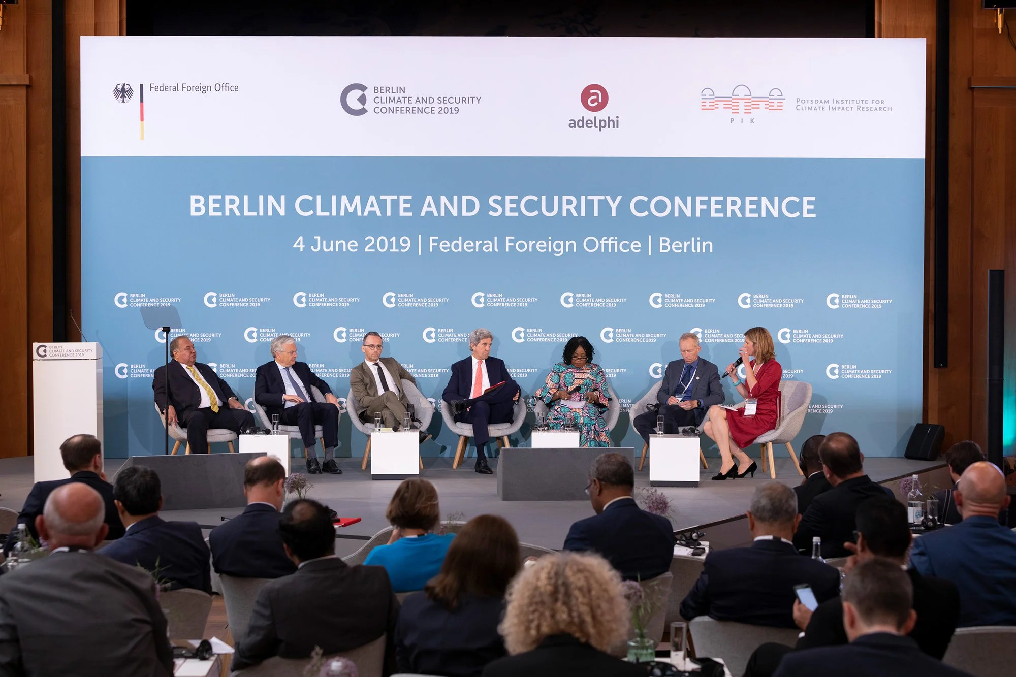 Paneldiskussion bei der Berliner Klima- und Sicherheit-Konferenz 2019, mit sechs Sprechern auf der Bühne und Publikum im Saal.