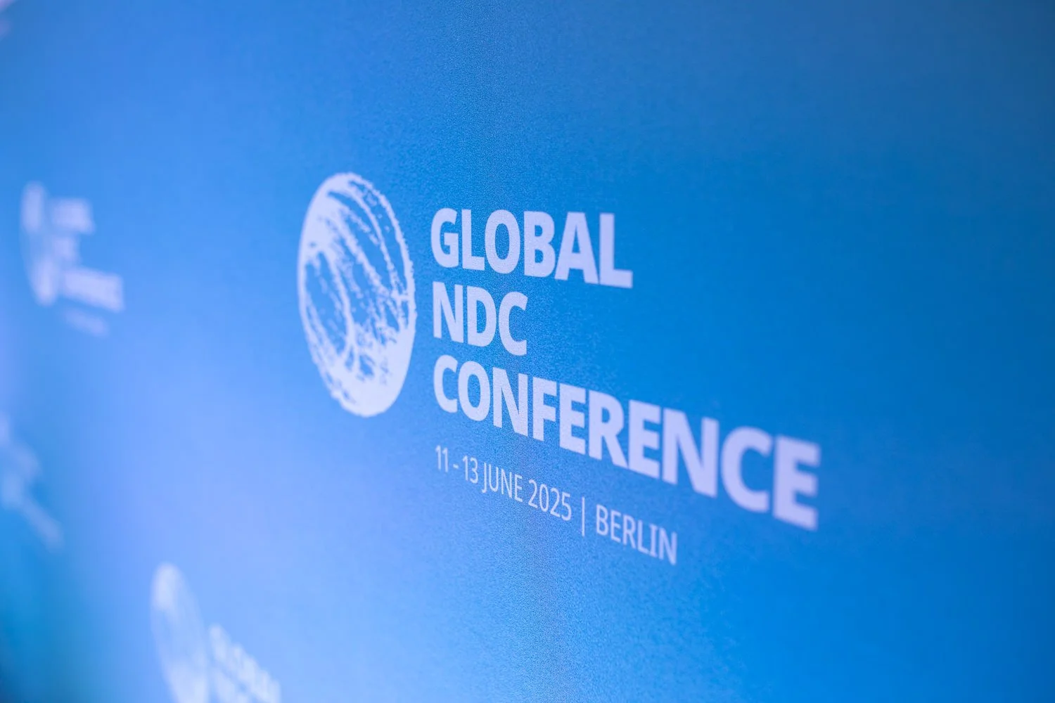 Banner für die Global NDC Conference 2025 in Berlin, vom 11. bis 13. Juni.