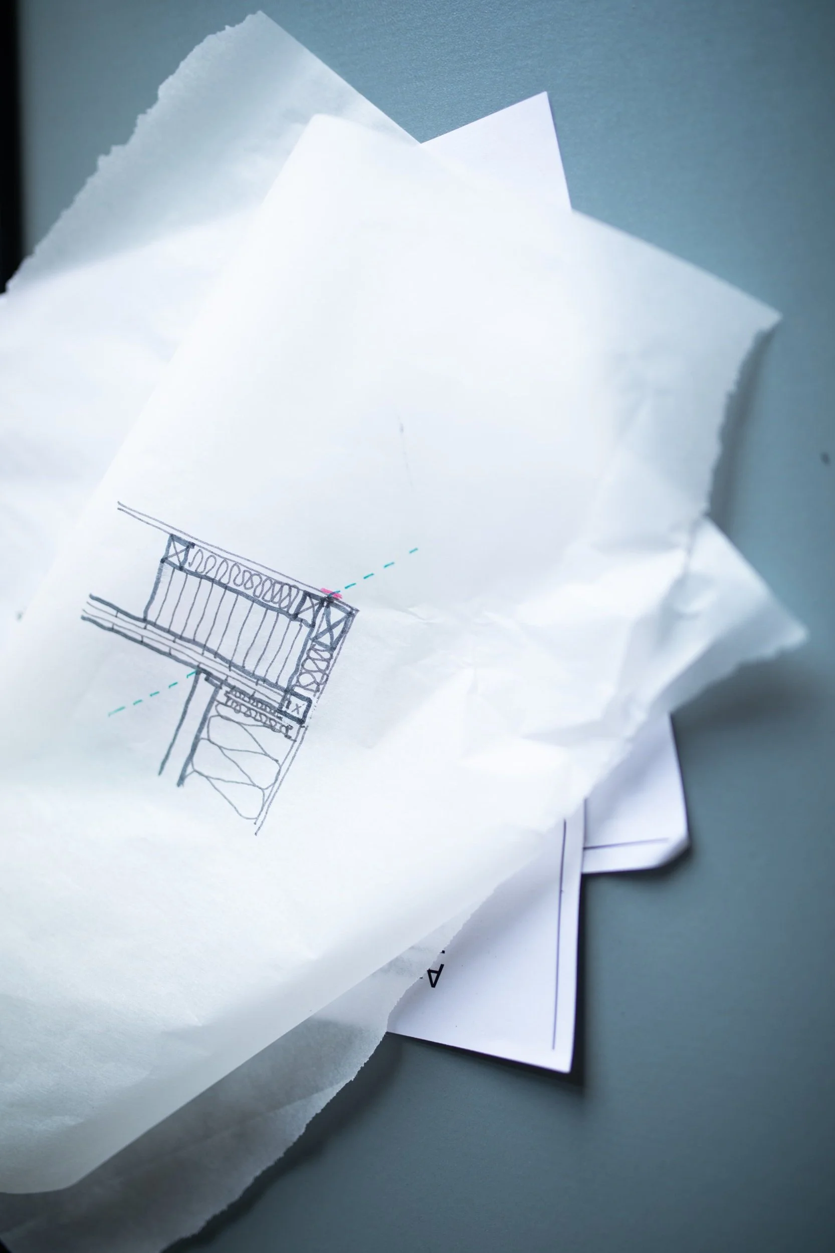 Skizze eines Bauwerks auf mehreren blanc Papierbögen.