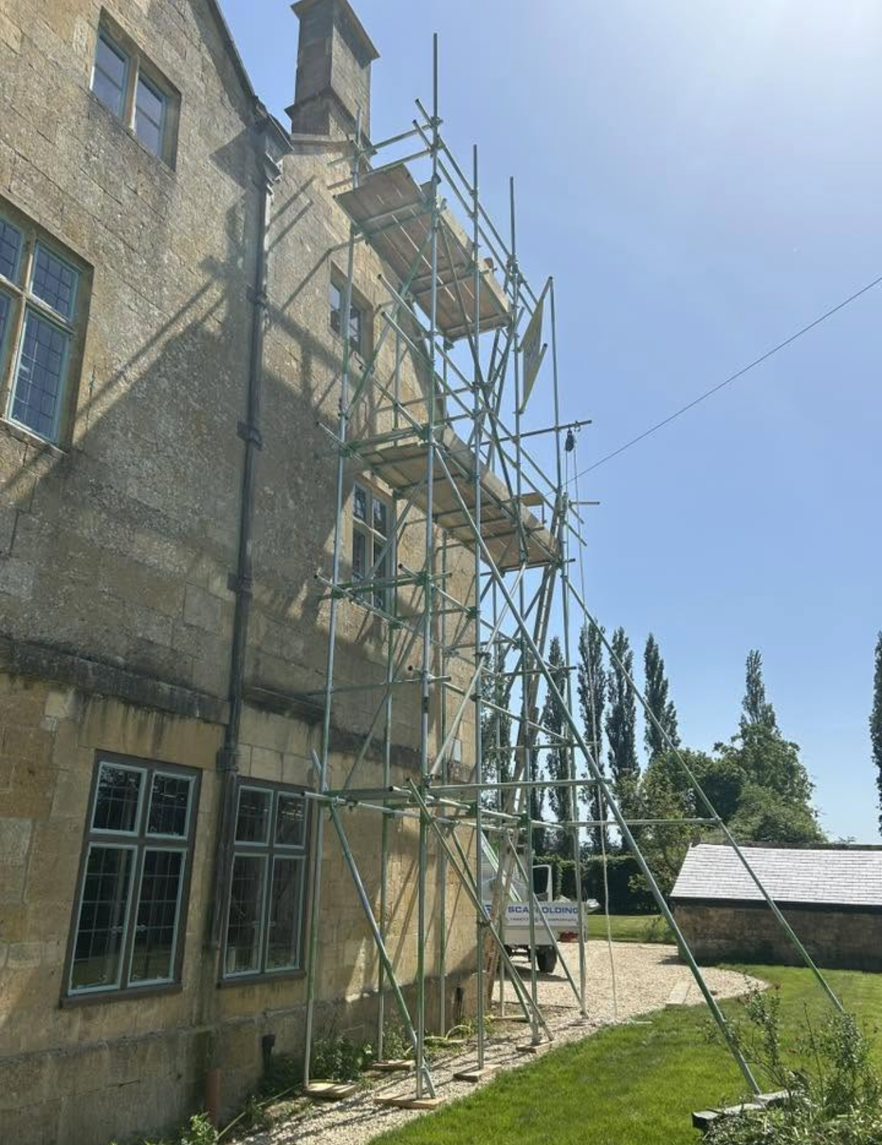 stone maison scaffolding