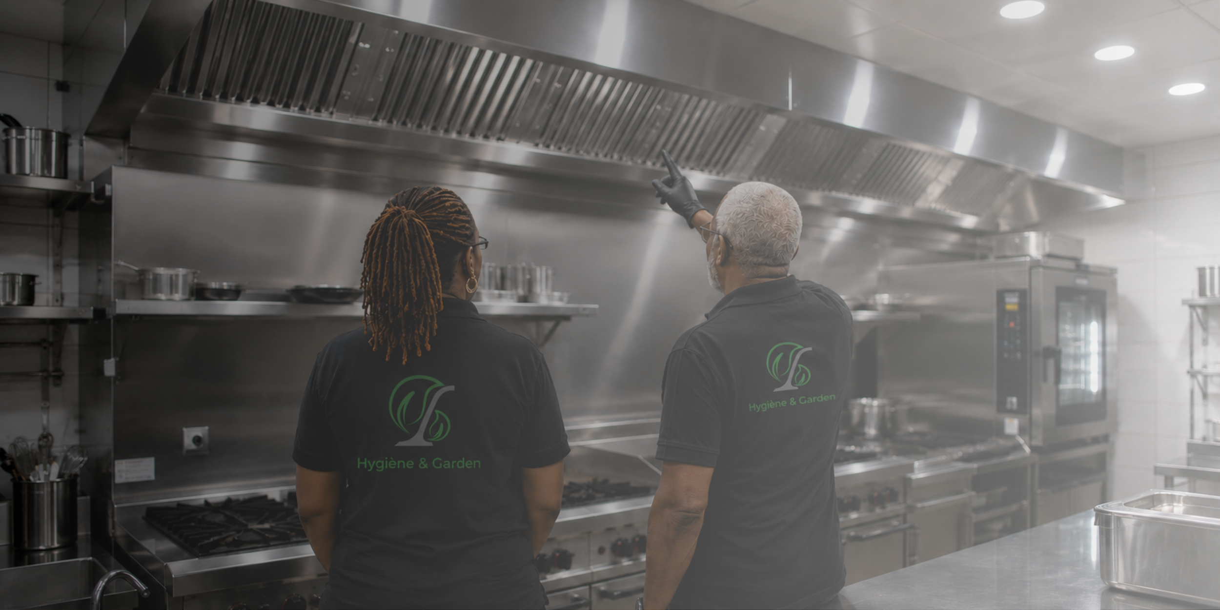 Équipe Hygiène & Garden réalisant une inspection d'une cuisine professionnelle avant intervention.