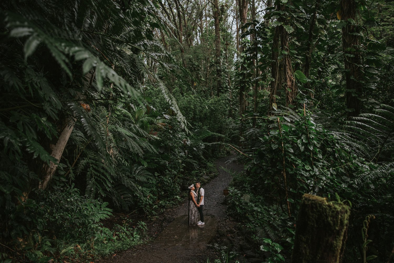 what to wear to an engagement shoot in Hawaii