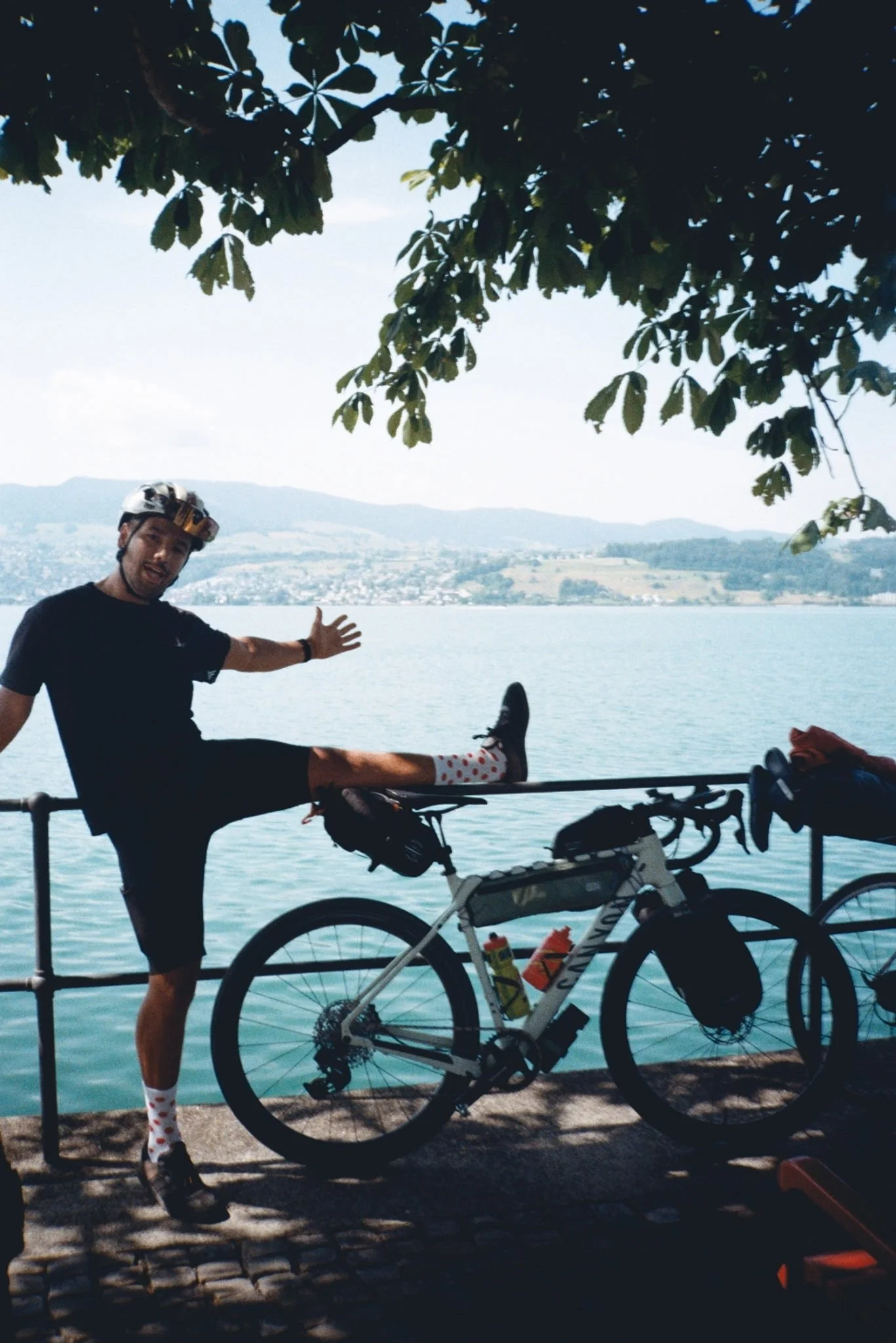 Cycliste avec son vélo gravel lors d’une sortie en montagne. pendant un voyage en backpacking.
