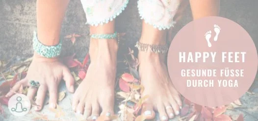 Barfüße und Hände auf Herbstlaub, dazu der Schriftzug Happy Feet – gesunde Füße durch Yoga