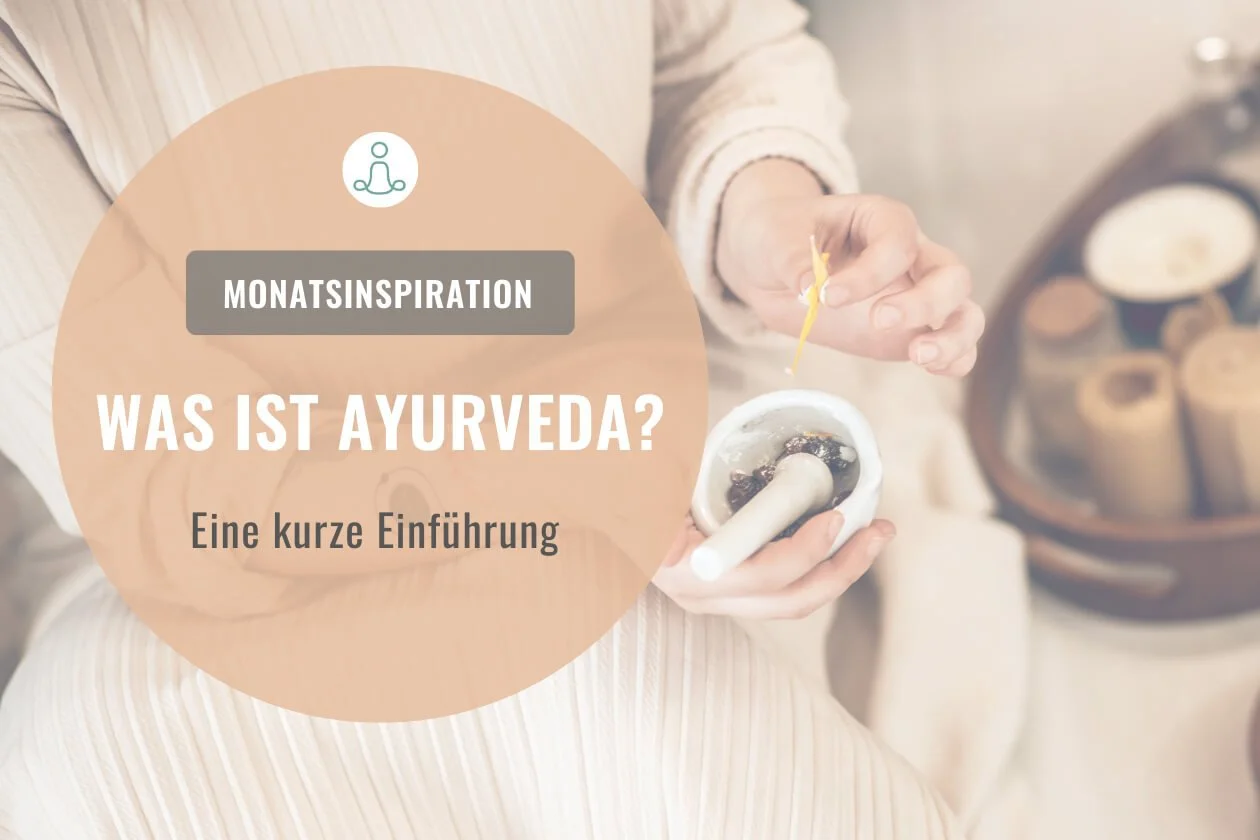 Hände mit Mörser und ayurvedischen Kräutern, dazu der Schriftzug Was ist Ayurveda