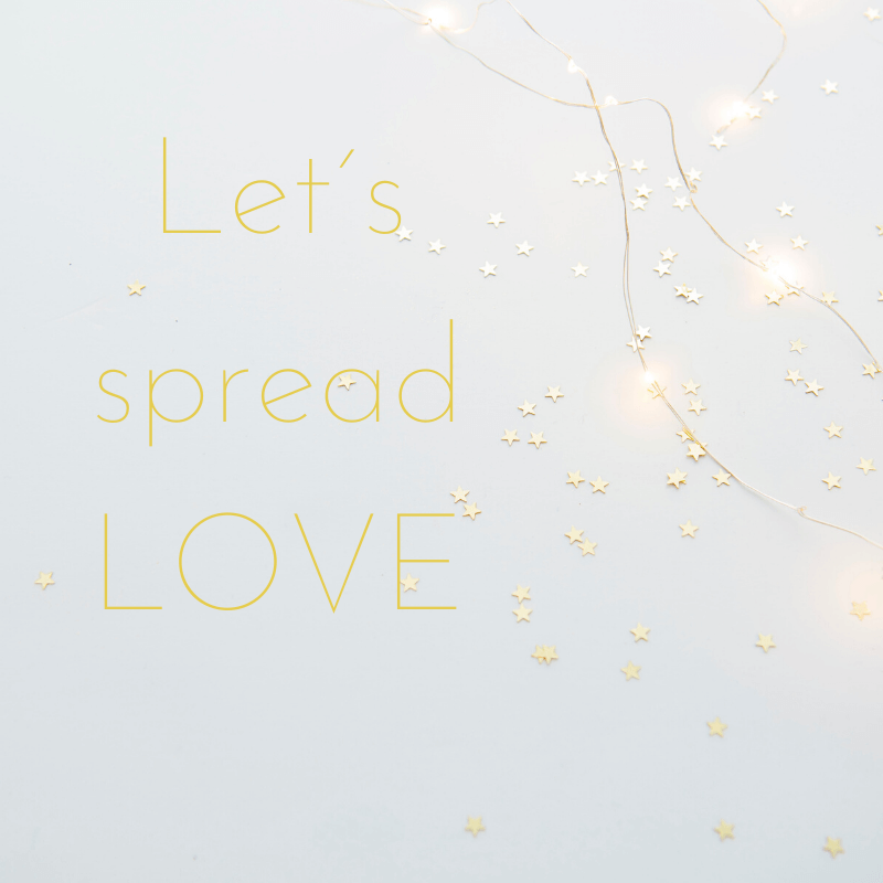 Lichterkette und goldene Sterne mit dem Schriftzug Let's spread love