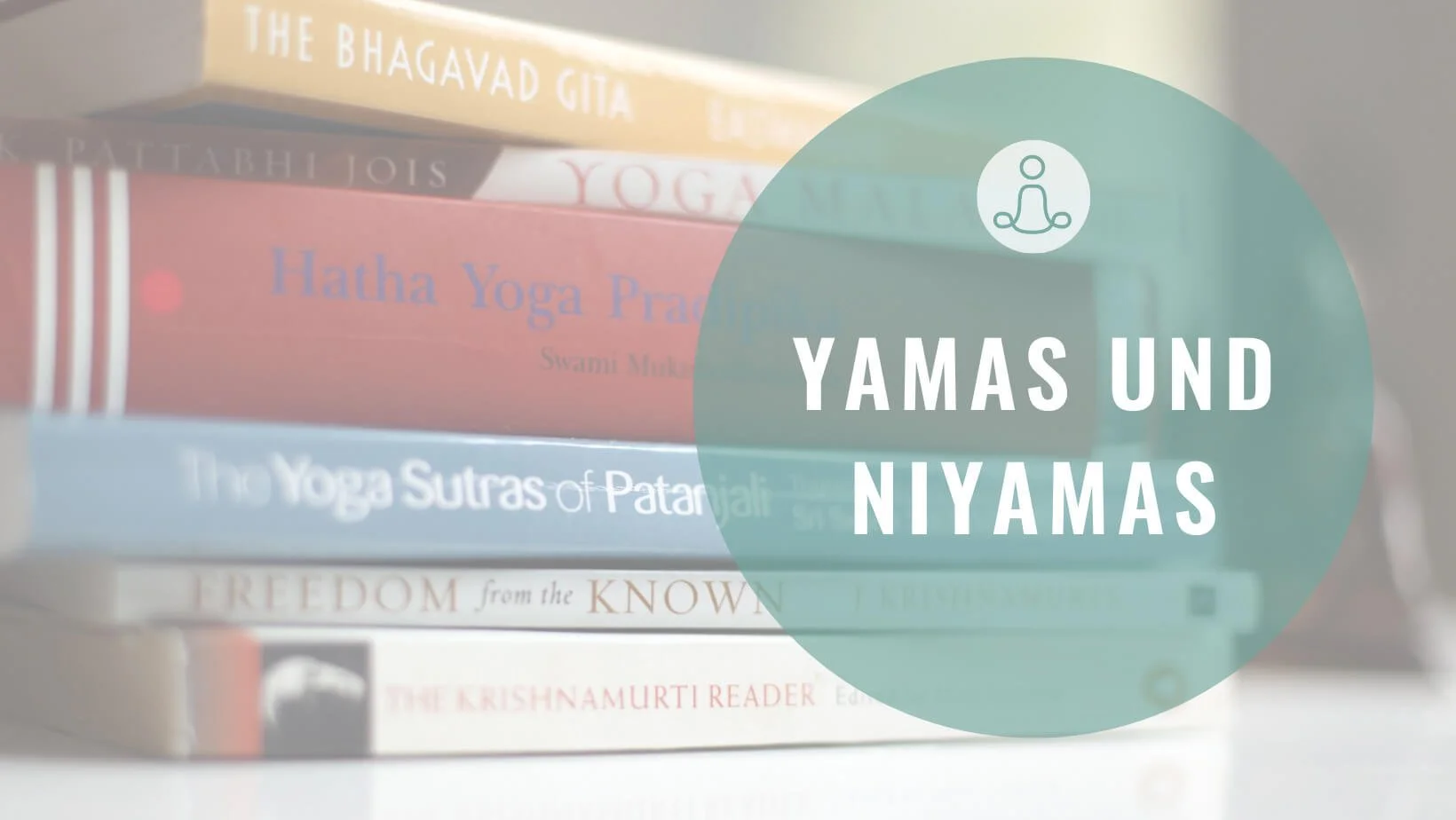 Stapel von Yogabüchern, dazu der Schriftzug Yamas und Niyamas