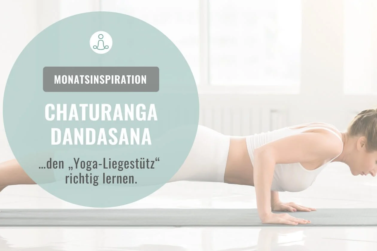 Übende in der Haltung Chaturanga Dandasana auf der Matte