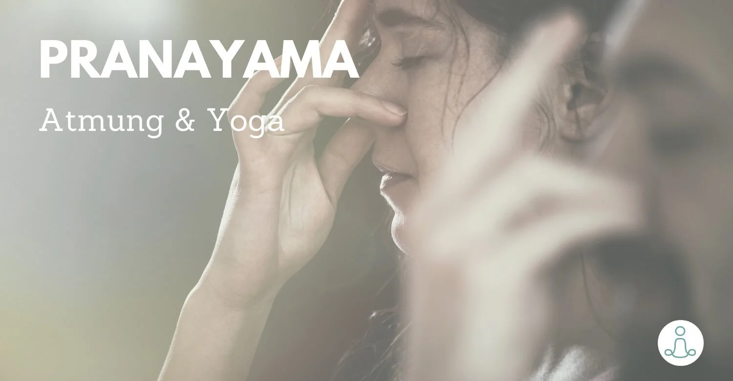 Frau übt die Wechselatmung, dazu der Schriftzug Pranayama – Atmung und Yoga