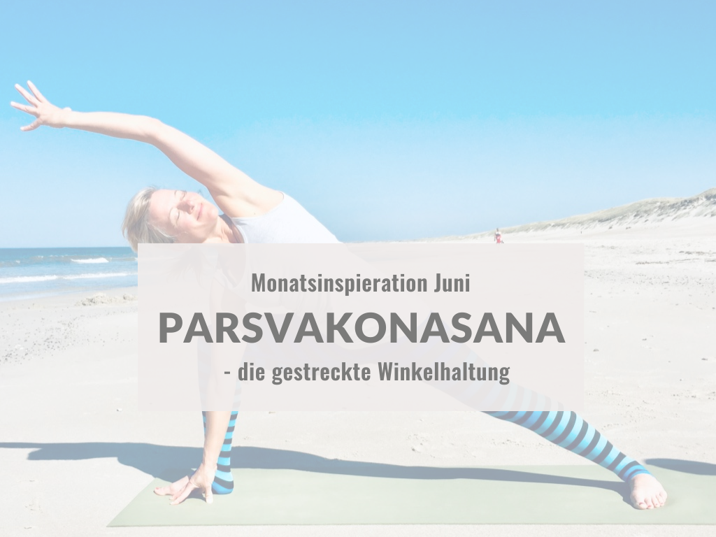 Übende in der gestreckten Winkelhaltung am Strand, dazu der Schriftzug Parsvakonasana