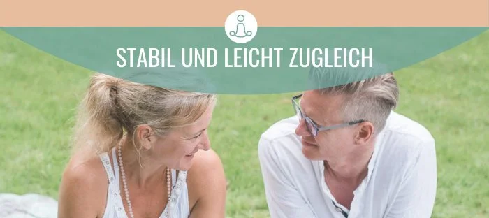 Zwei Menschen liegen lachend auf einer Wiese, dazu der Schriftzug Stabil und leicht zugleich
