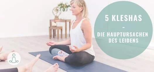 Katharina Brenke meditiert im Schneidersitz im Yogaraum, dazu der Schriftzug 5 Kleshas