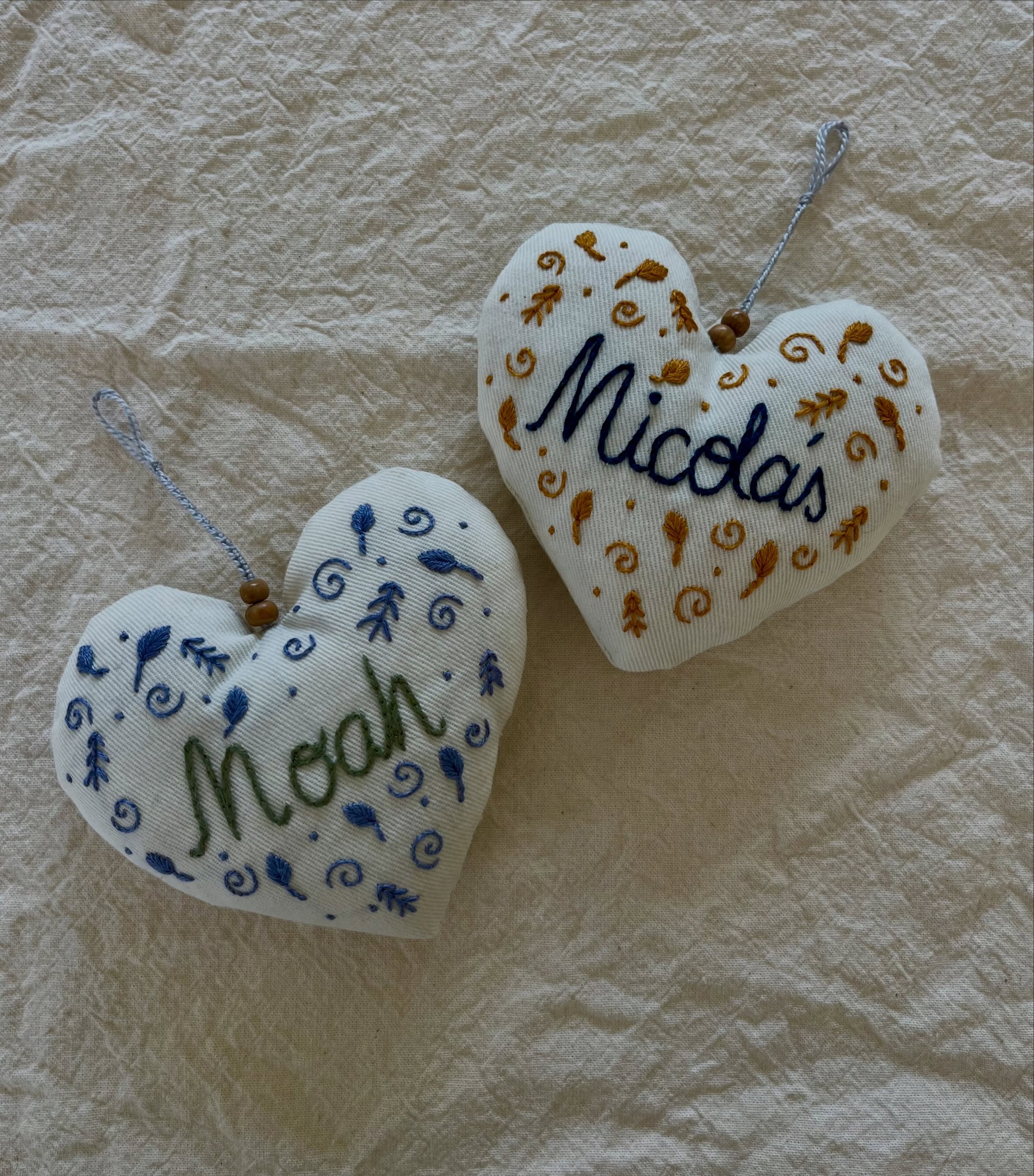 Los corazones es una de las cosas que m&aacute;s disfruto hacer, me encantan los bordados que se convierten en detalles que ser&aacute;n atesorados por a&ntilde;os. Gracias, Naty, por encargarme estos regalos tan preciosos 🤍