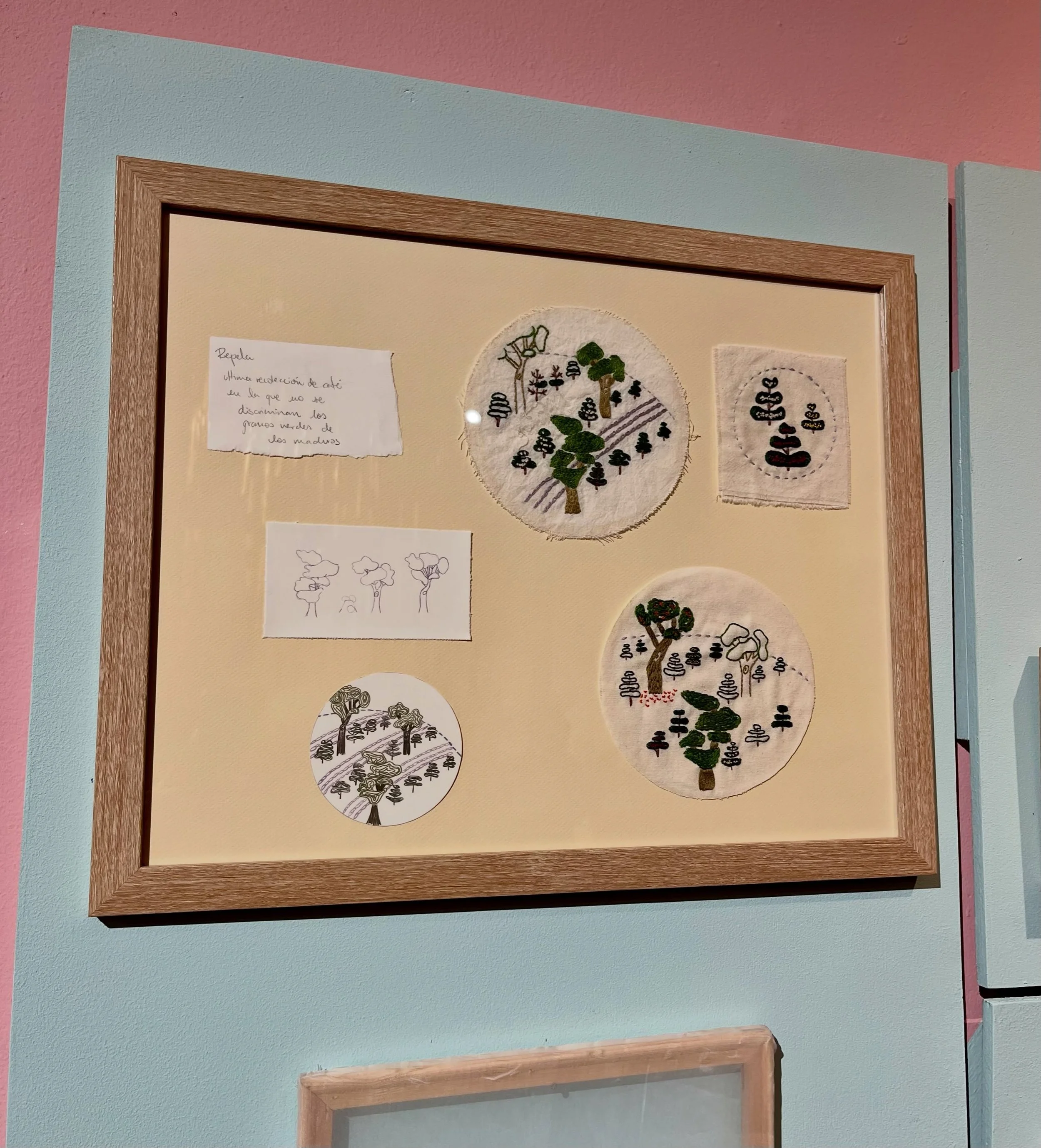 Pienso mucho en el proceso como parte de la obra, qu&eacute; pertenece al reverso (como el de los bordados) y qu&eacute; est&aacute; para ser expuesto. Una de las piezas que es parte de la exposici&oacute;n Cuidados Extensivos del @museomadc es justa
