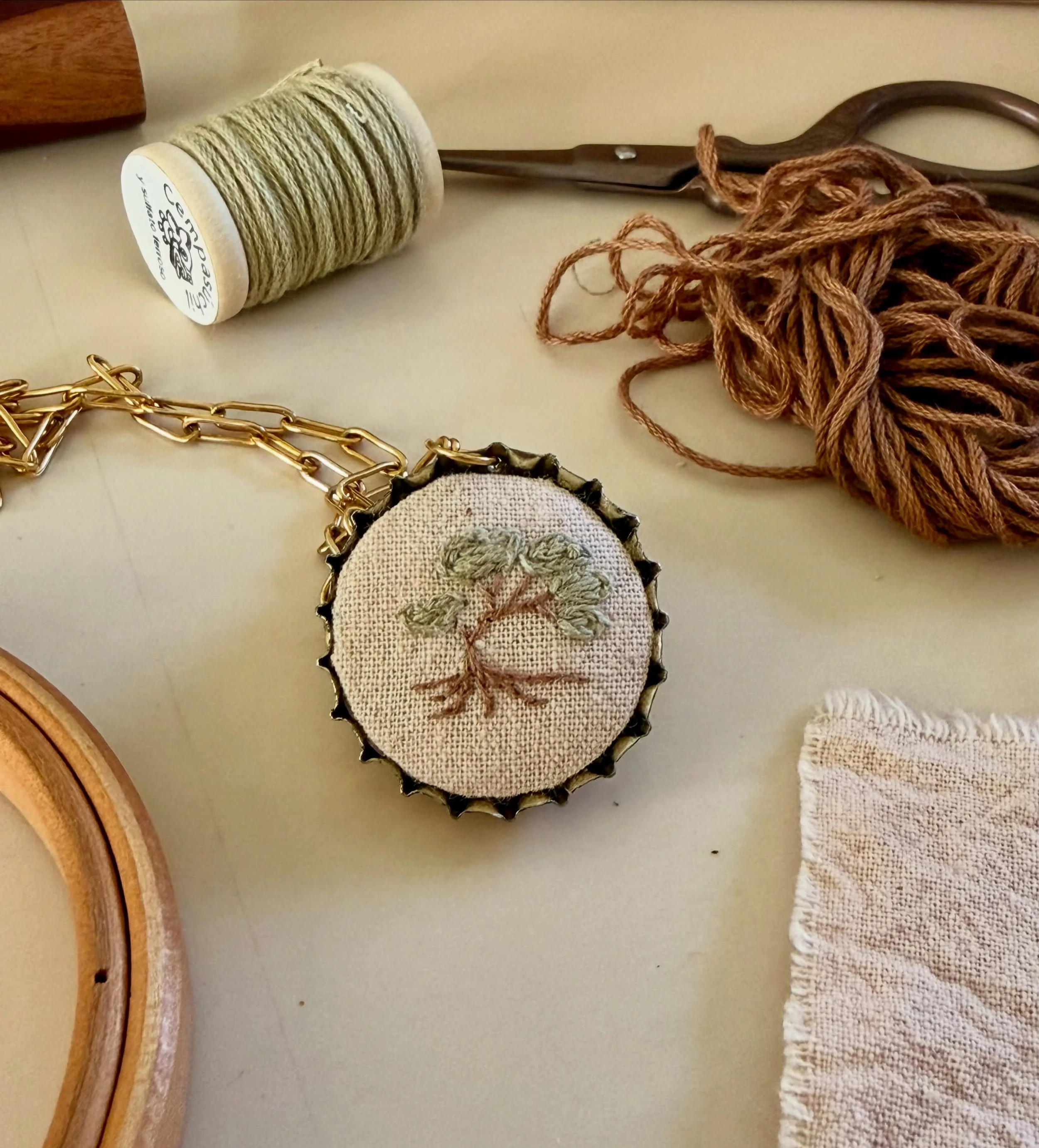 Dijecito bordado 🌳 ayer nos reunimos con el @clubdelbordado y de la mano de @soleada.cr hicimos bordados miniatura para poner en chapas ☀️ Lo que m&aacute;s disfruto de los encuentros es vivir el ejercicio creativo a trav&eacute;s de otros ojos, Emi